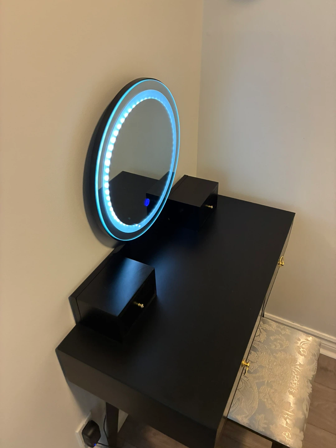 Black Vanity Table with Lighted Mirror & Stool - photo 4