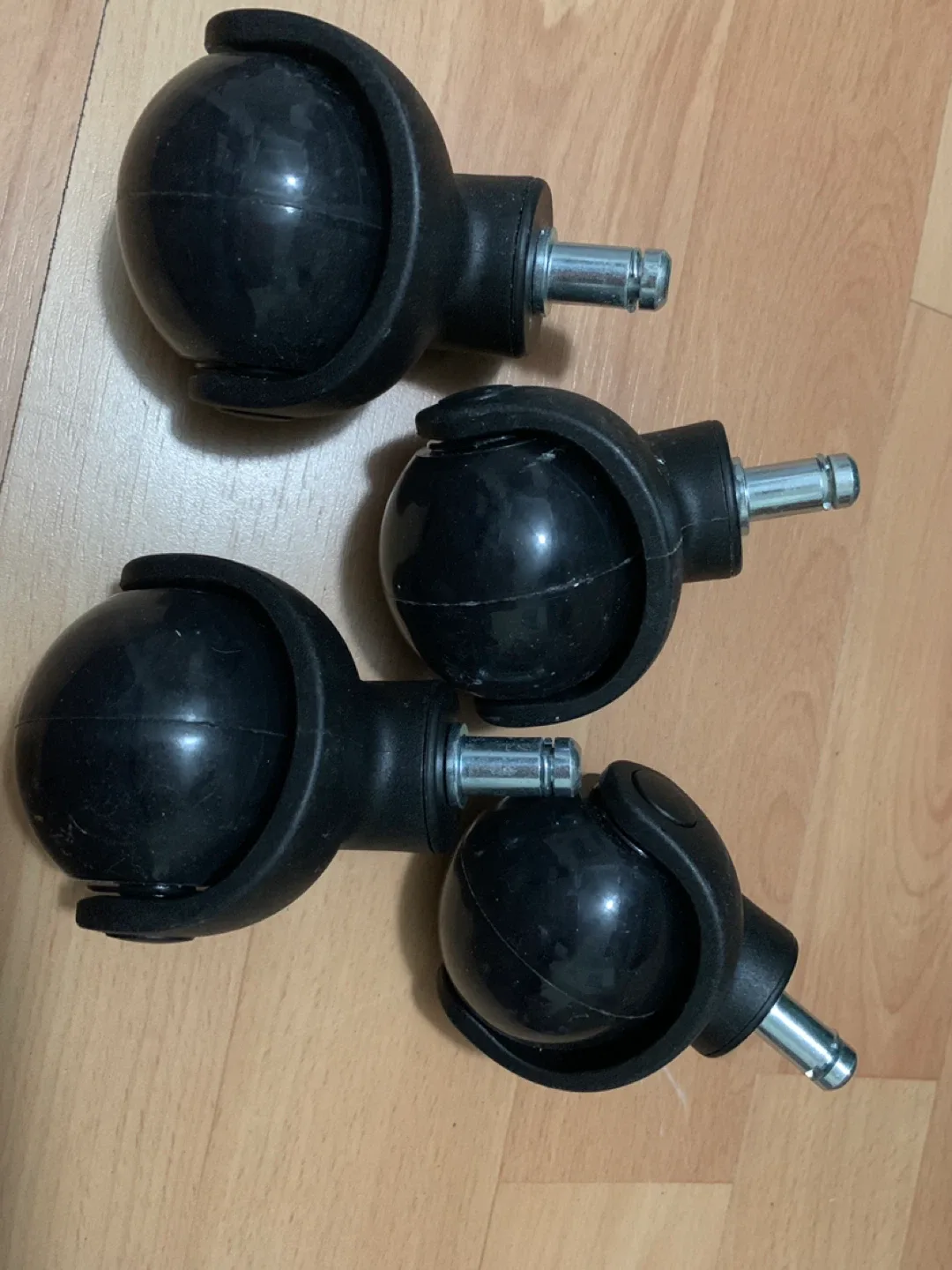 Set of 4 Black Ball Casters image indicator(2)