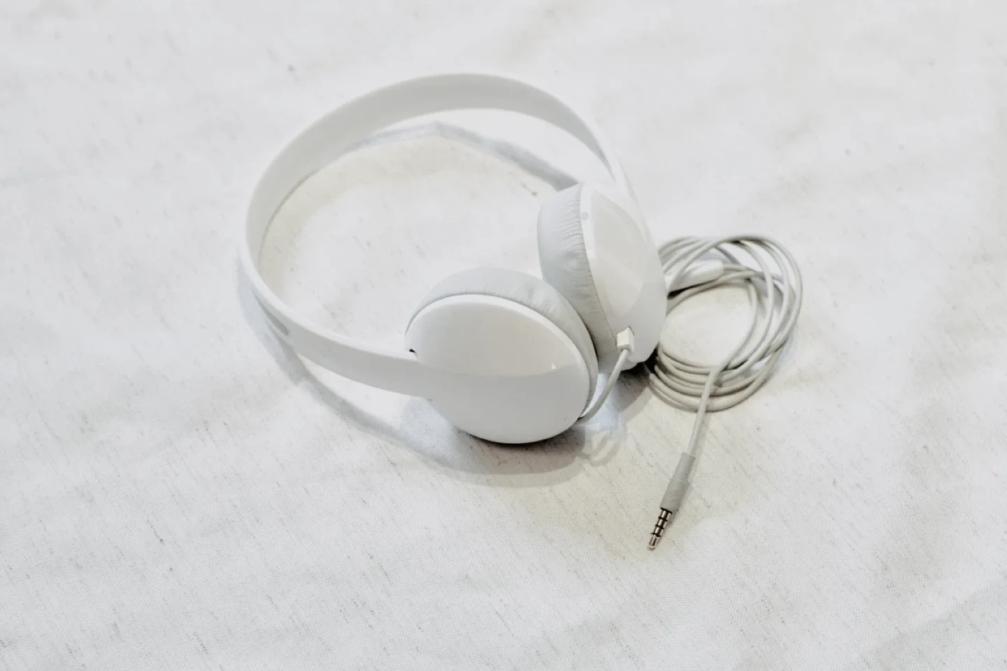 Skullcandy white wired with microphone headphone image indicator(2)