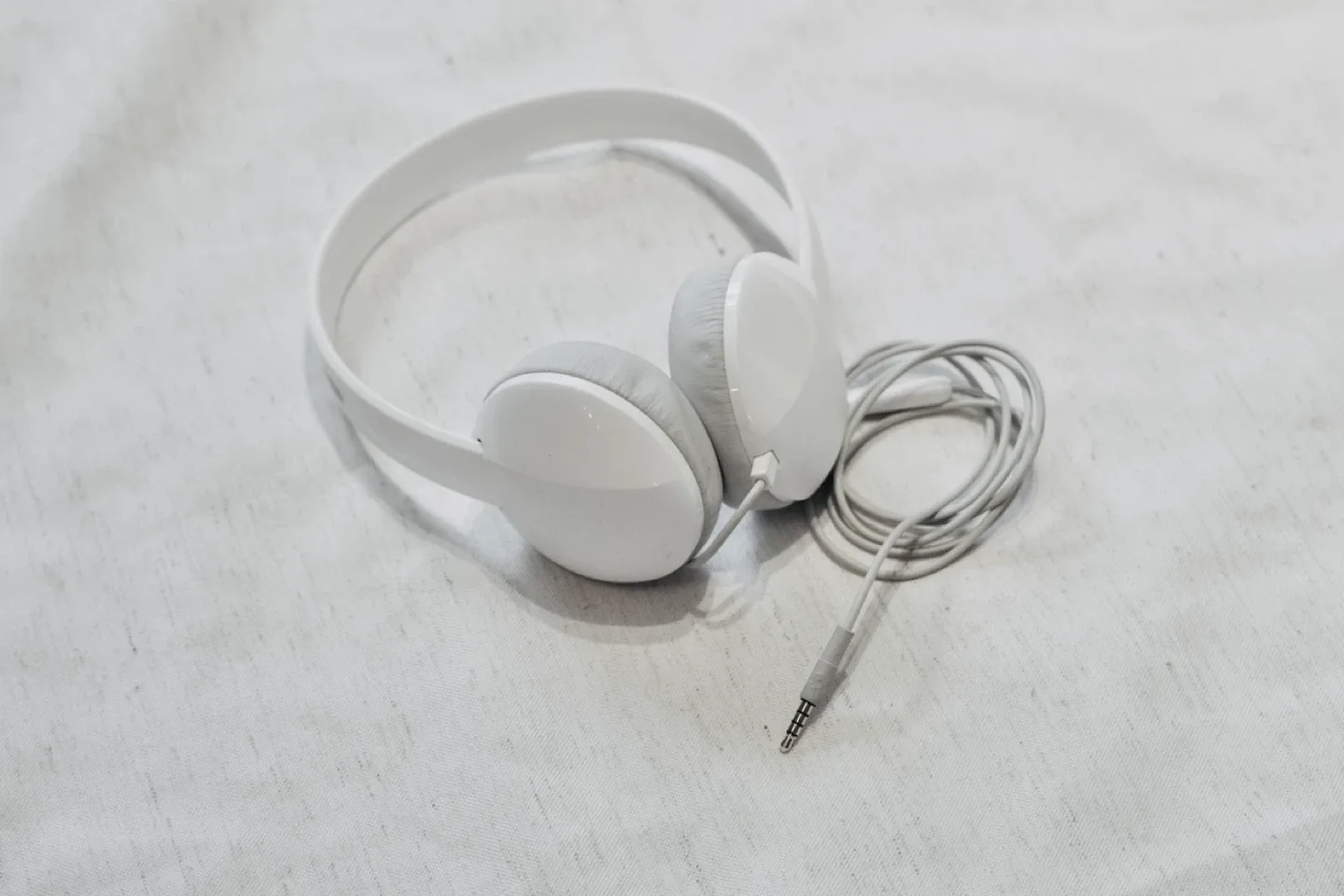 Skullcandy white wired with microphone headphone image indicator(3)