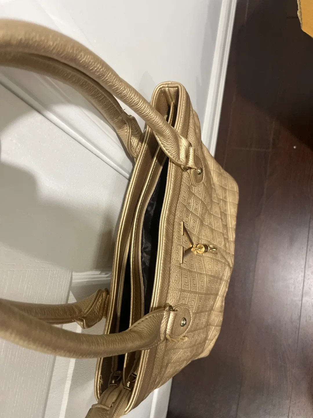 Gold 'V' Handbag image indicator(2)