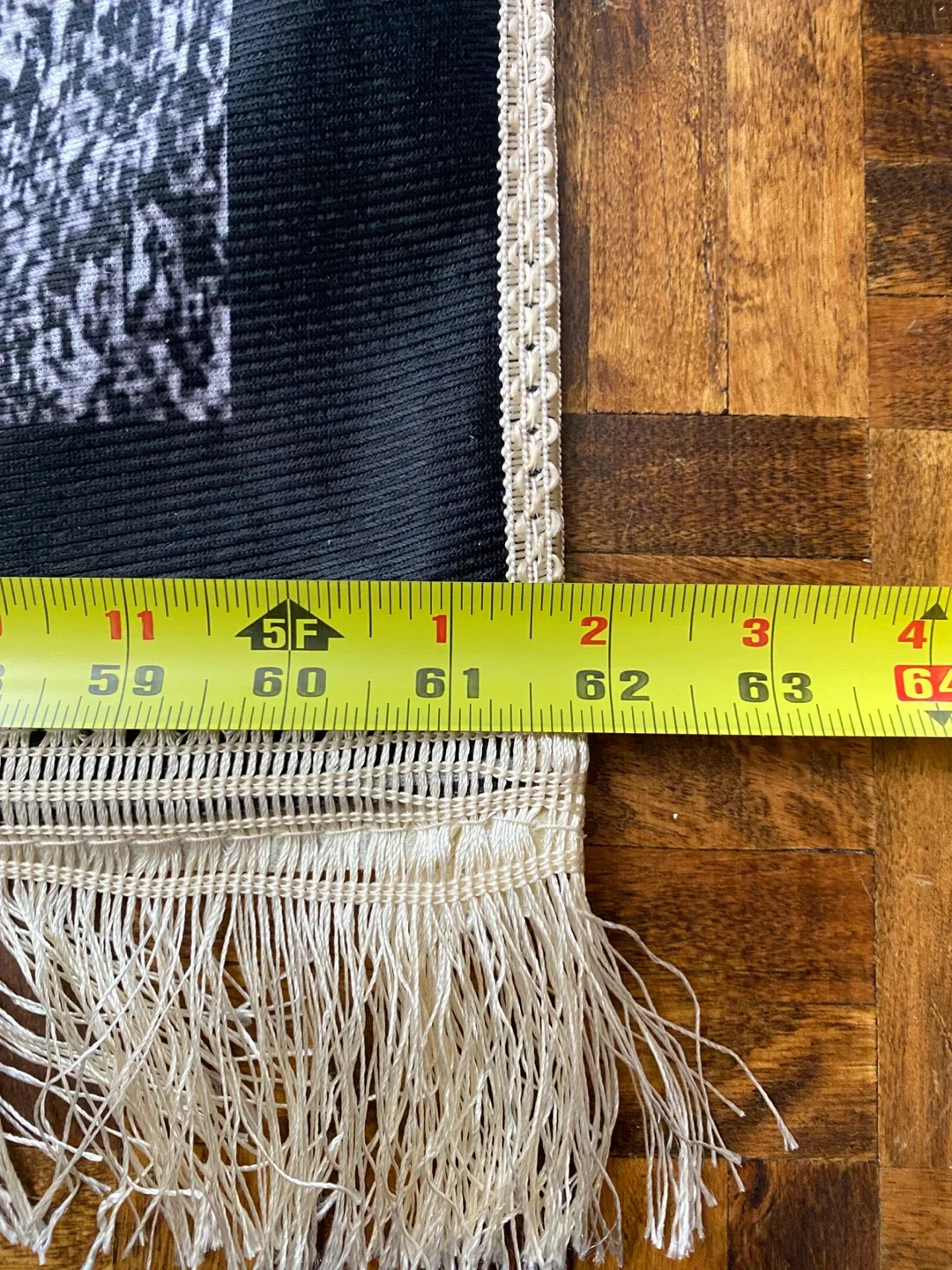 Black & White Area Rug (94" x 64") image indicator(4)