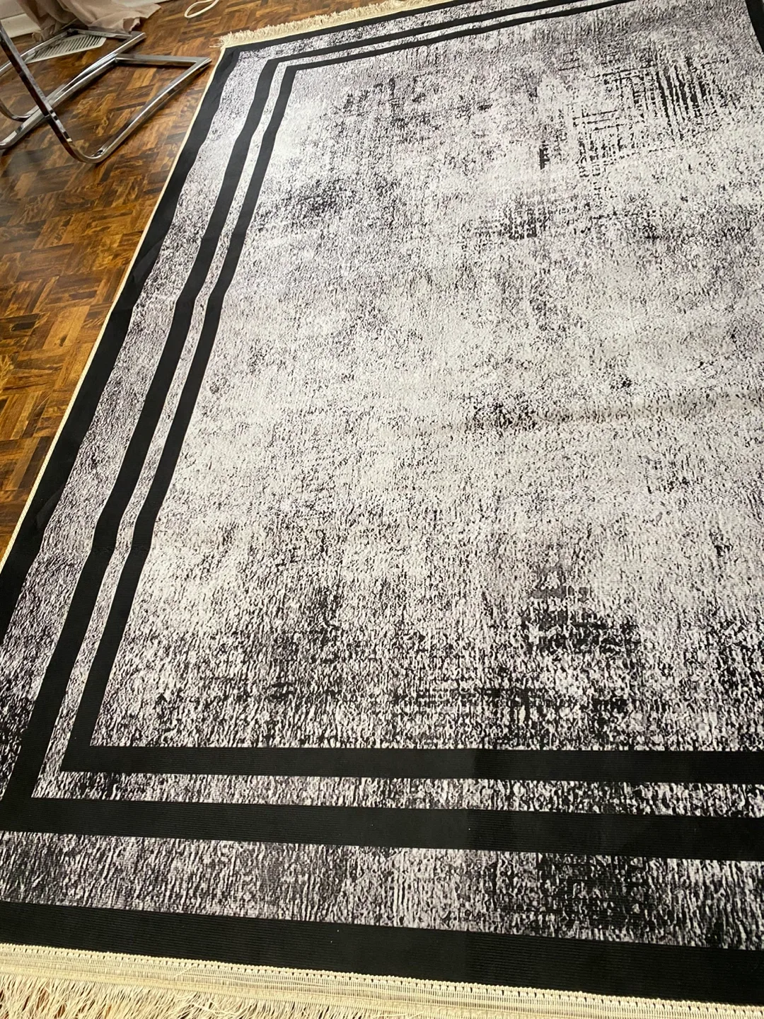 Black & White Area Rug (94" x 64") image indicator(2)