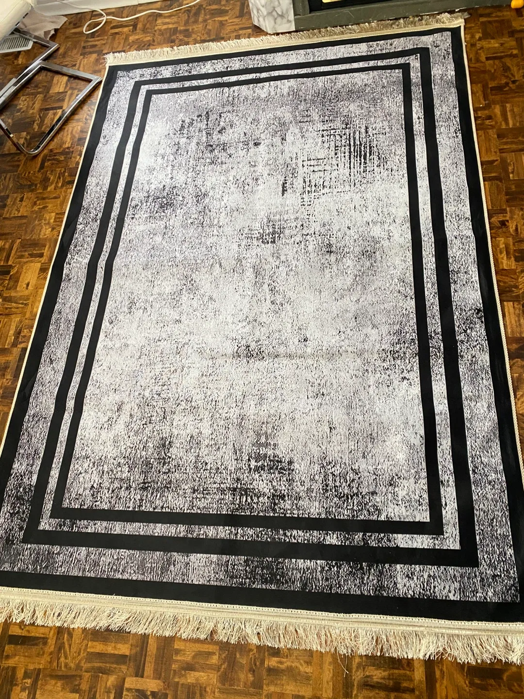 Black & White Area Rug (94" x 64") image indicator(6)