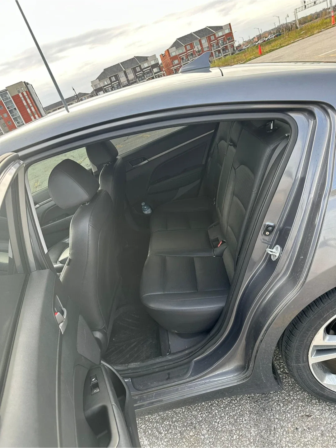 Hyundai Elantra Limited - Grey Sedan image indicator(6)