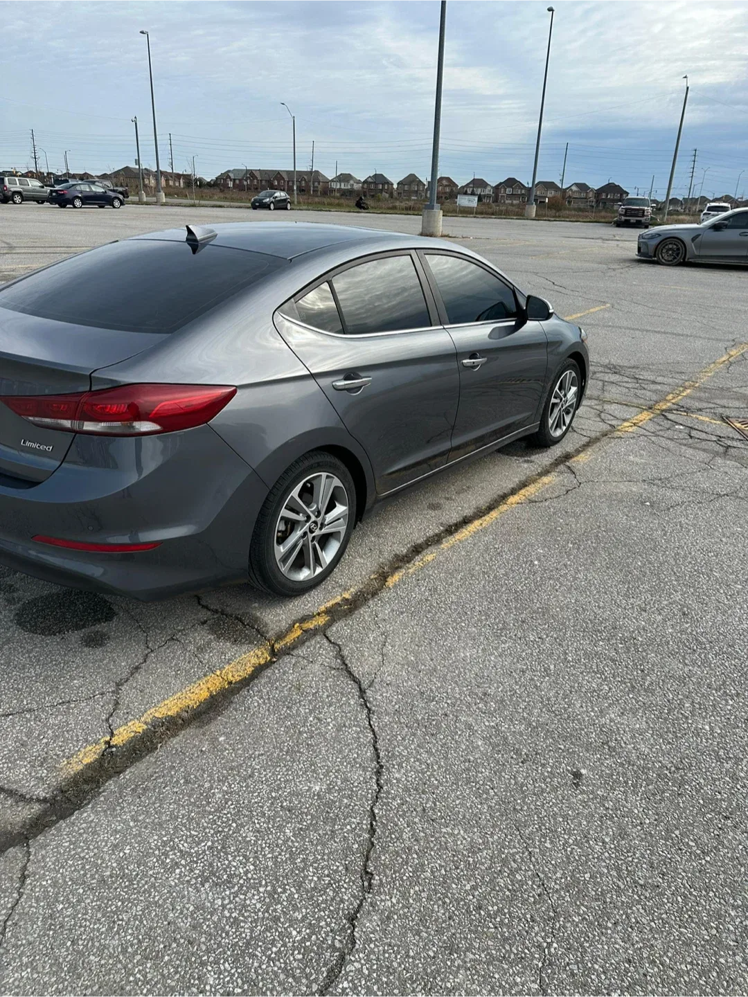 Hyundai Elantra Limited - Grey Sedan image indicator(7)