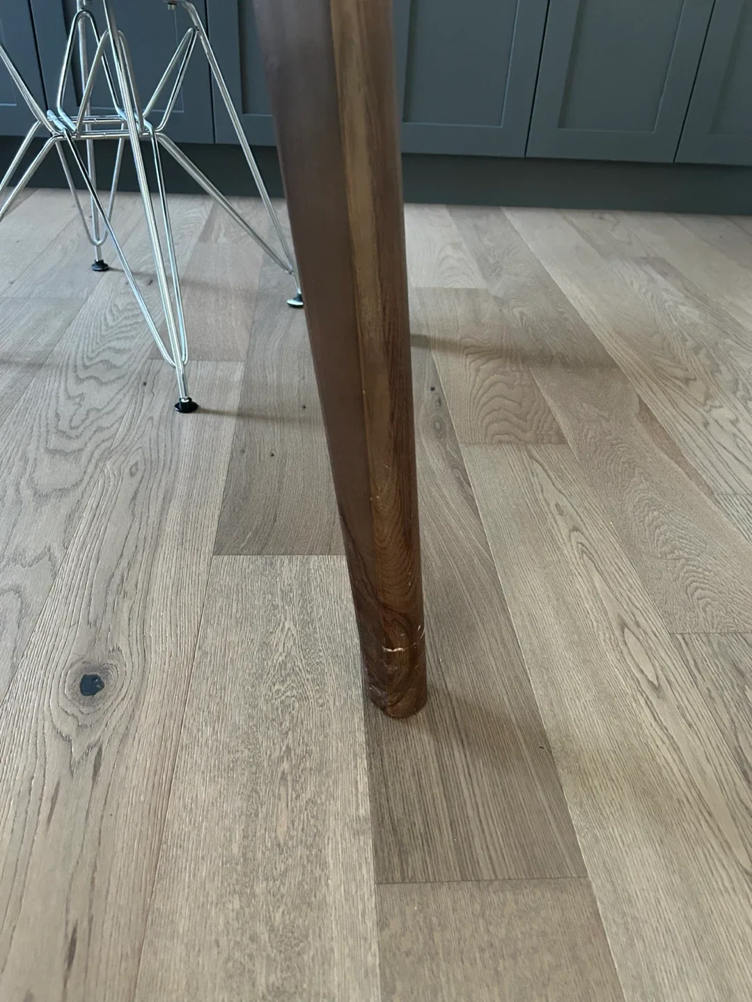 Structube Mid Century Modern Wood Dining Table image indicator(4)