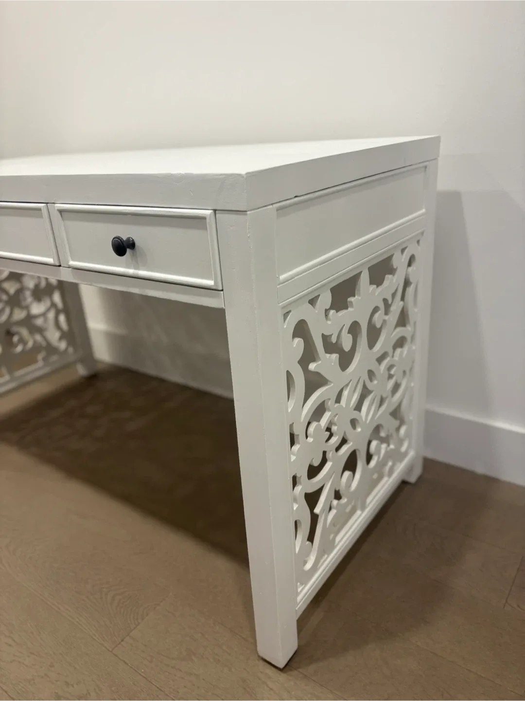 White Desk (1.27m x 59cm) image indicator(6)