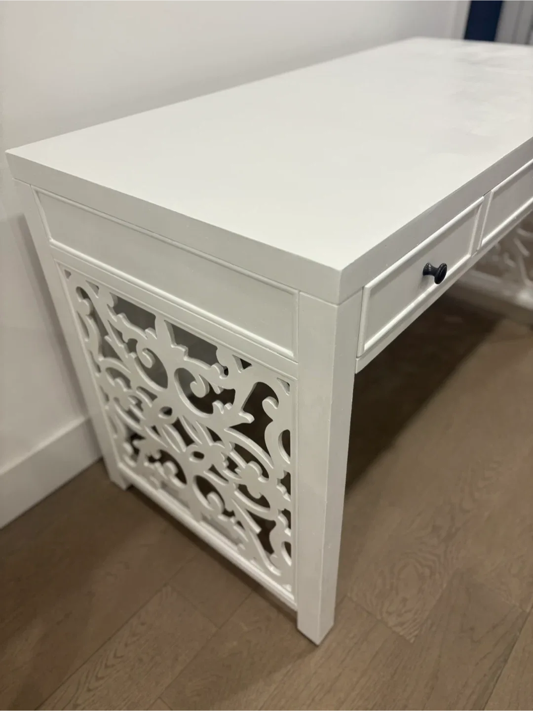 White Desk (1.27m x 59cm) image indicator(5)