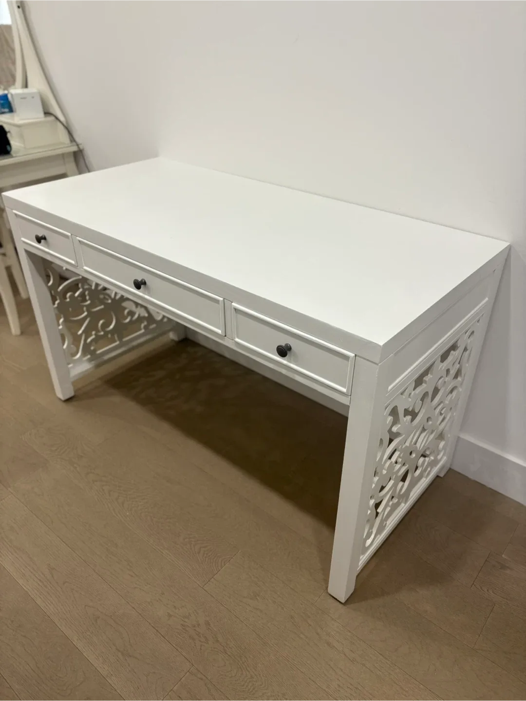 White Desk (1.27m x 59cm) image indicator(2)