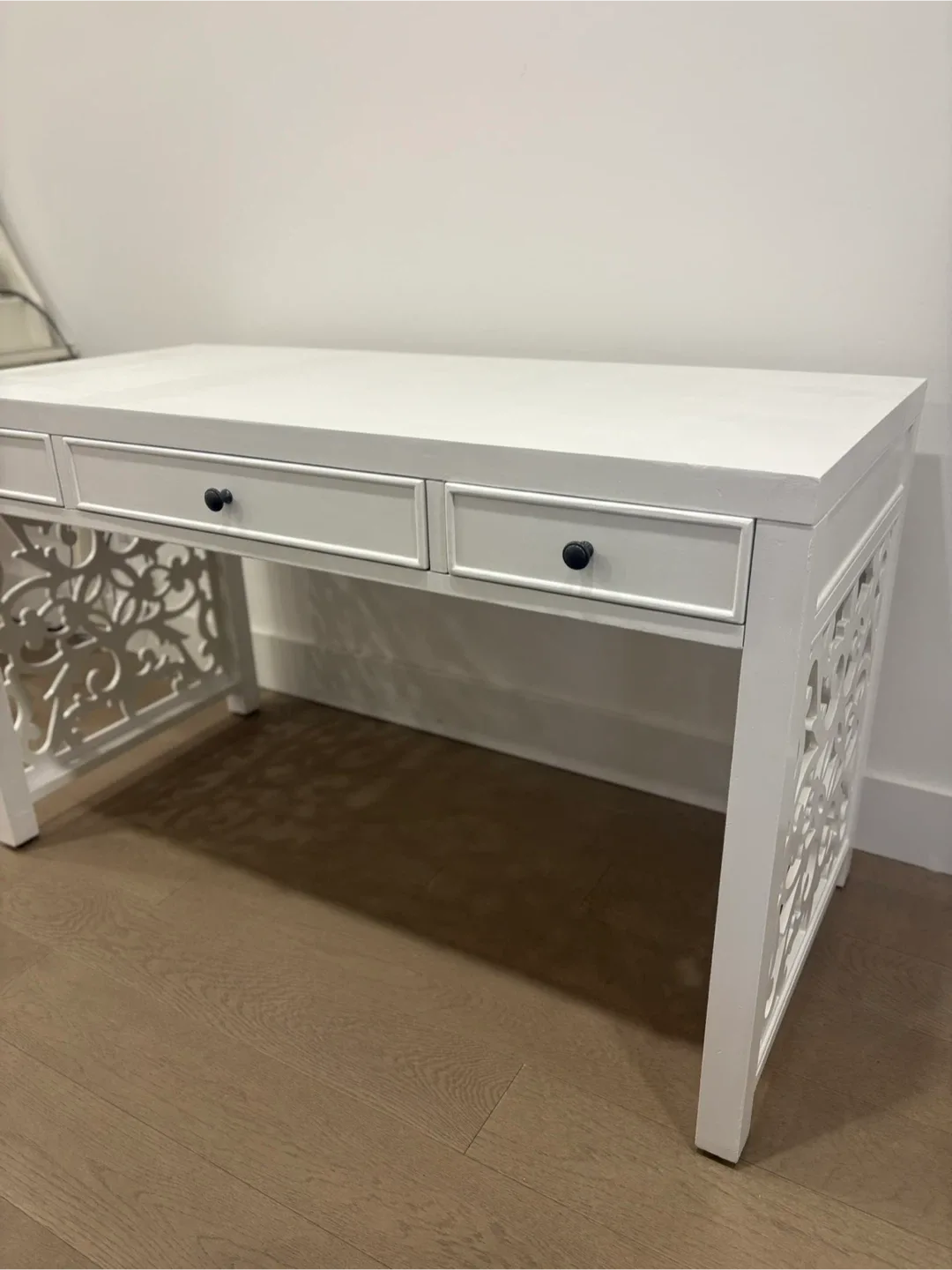 White Desk (1.27m x 59cm) image indicator(7)