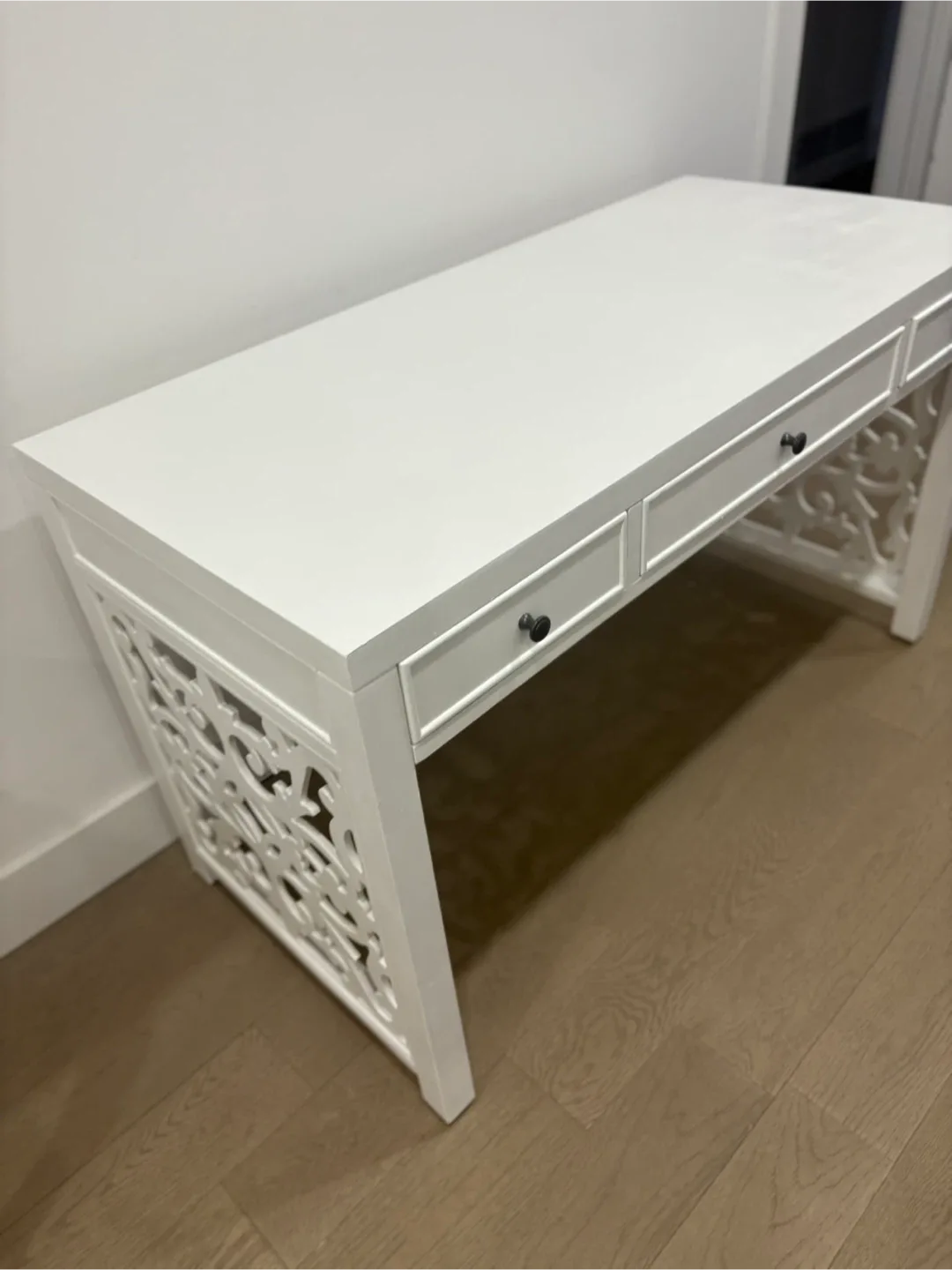 White Desk (1.27m x 59cm) image indicator(8)