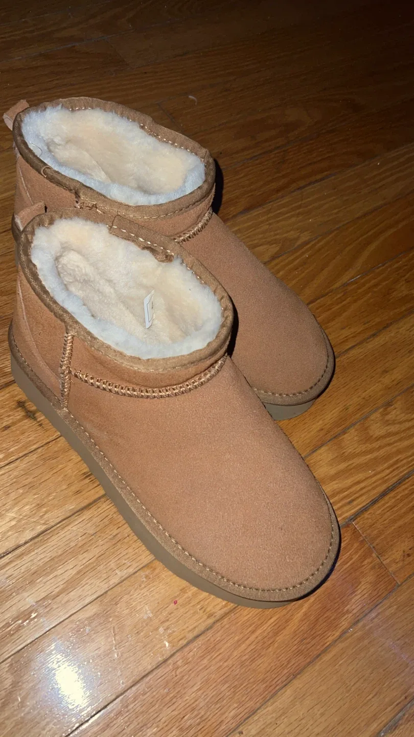 UGG Women's Classic Ultra Mini Boot image indicator(2)