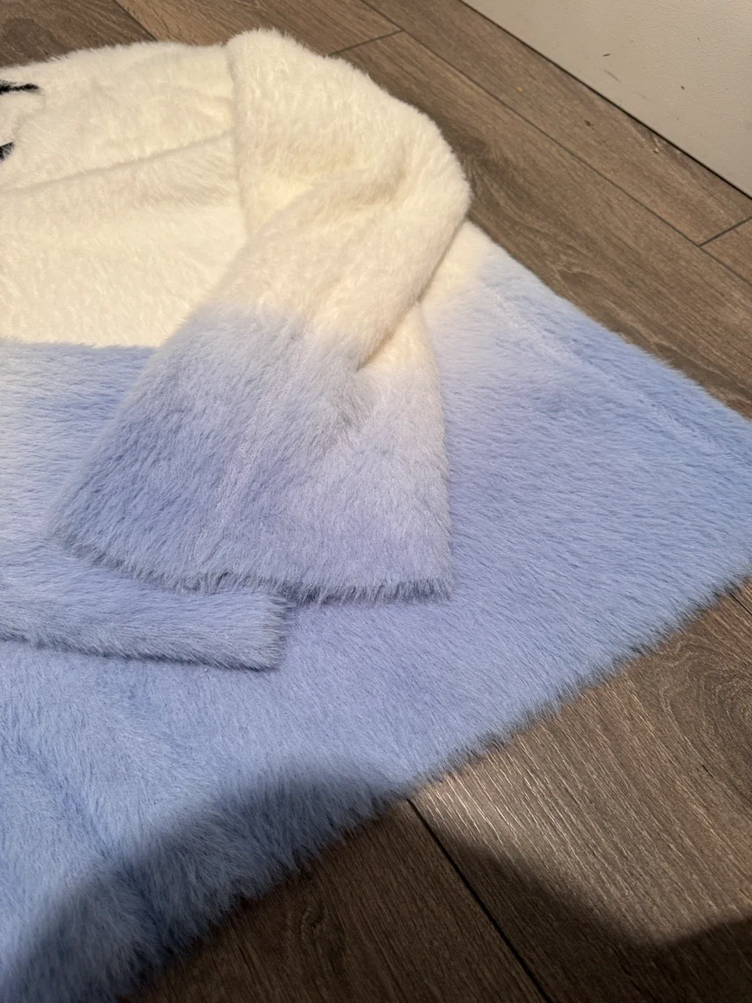 Ombre Fuzzy Sweater - White & Blue image indicator(2)