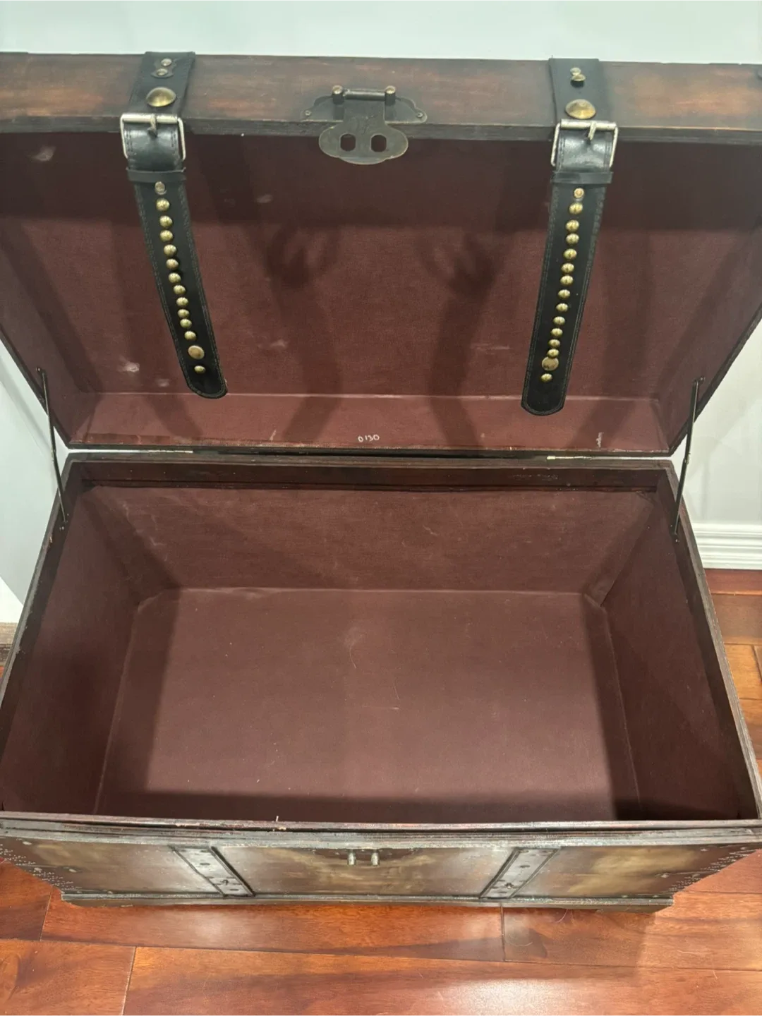 Decorative Wooden Storage Trunk image indicator(4)