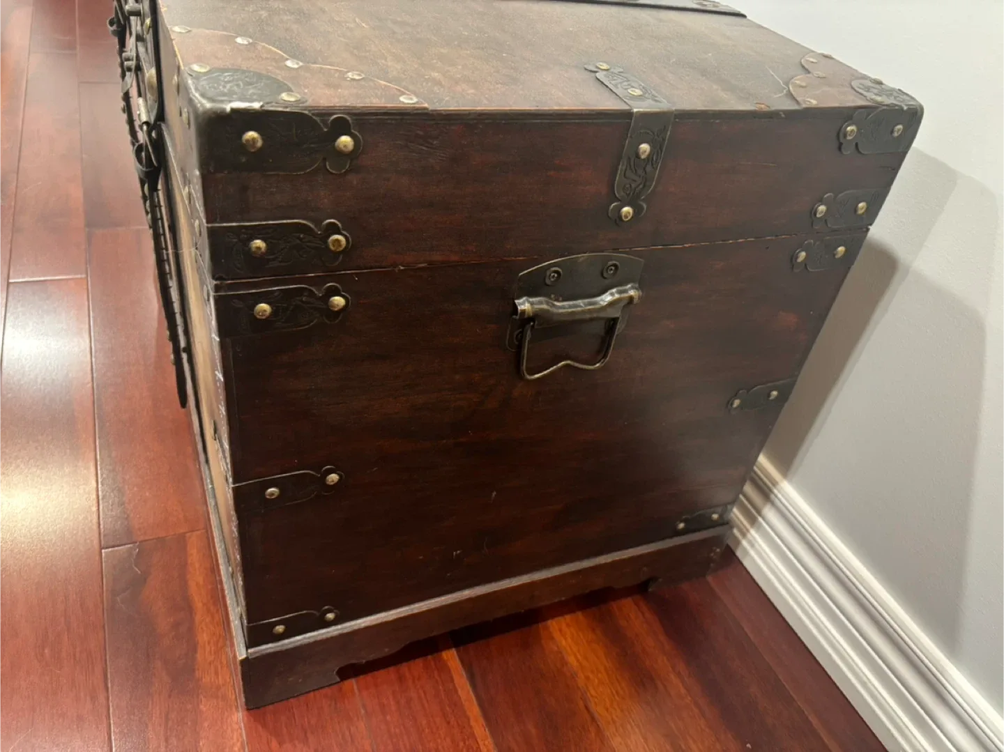 Decorative Wooden Storage Trunk image indicator(3)