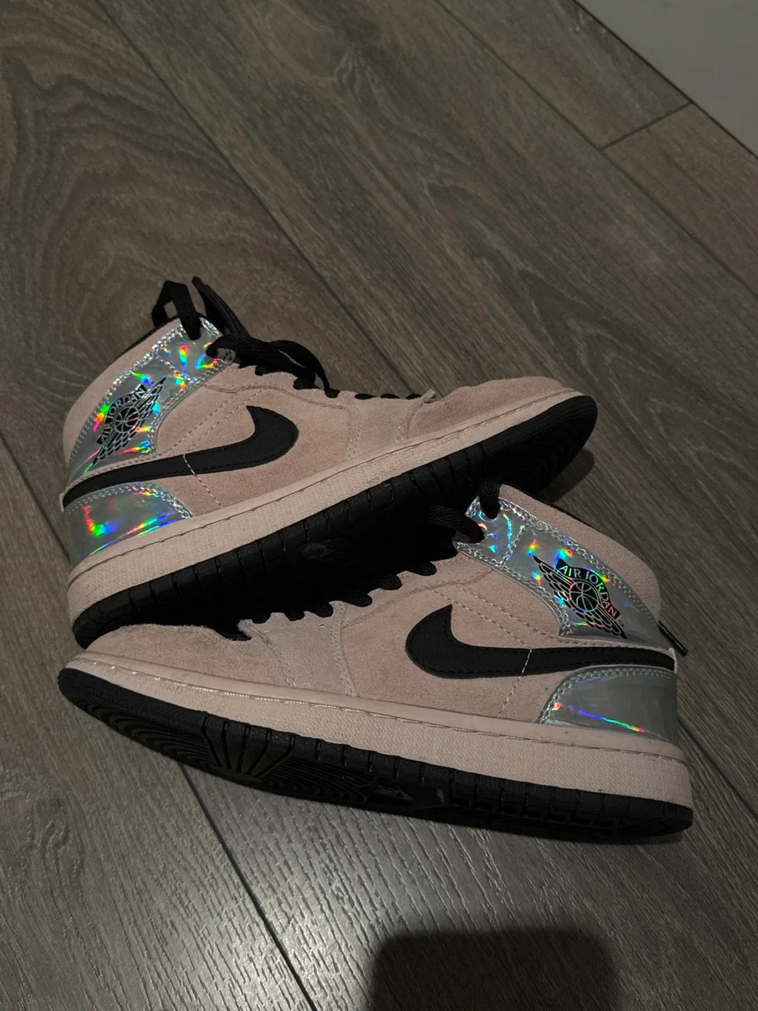 Air Jordan 1 Mid SE Shoes 4Y image indicator(2)