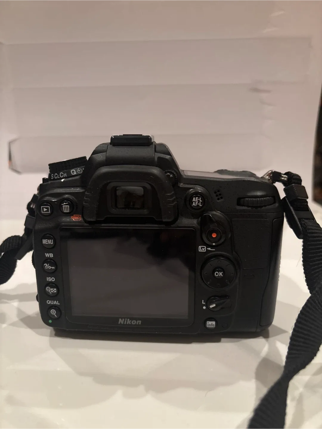 Nikon d7000 with 18-105mm lens, bag, and charger! image indicator(4)