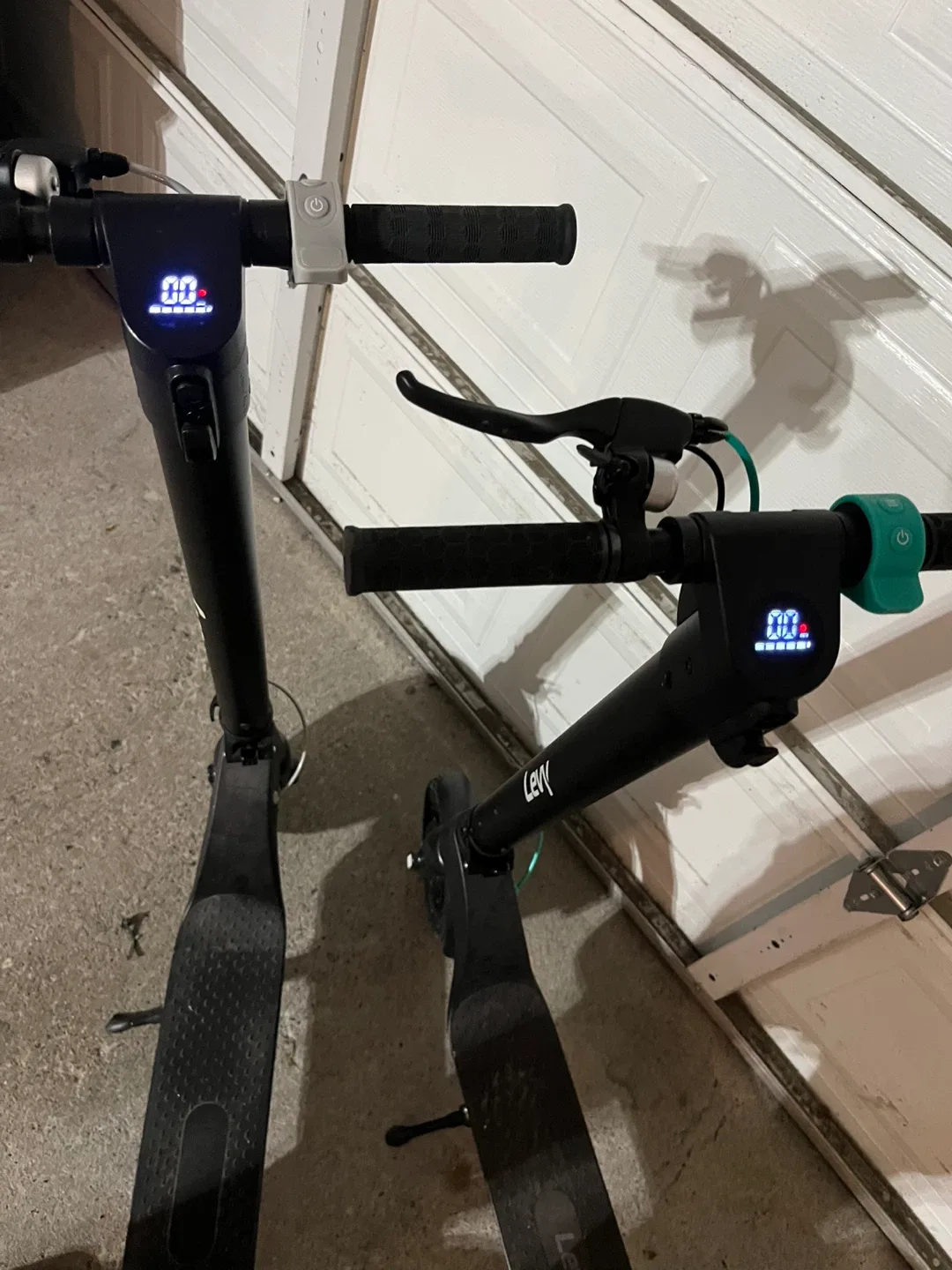 Levy Electric Scooter - Black/Gray image indicator(2)