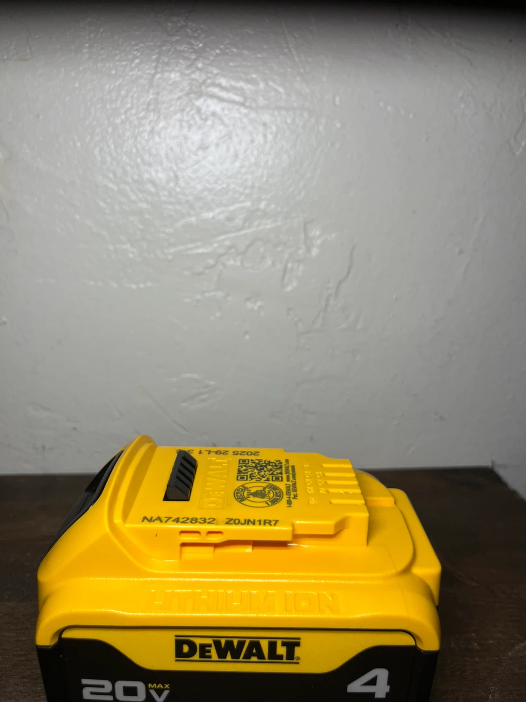DeWalt 20V Max 4.0AH Lithium Ion Battery - photo 4