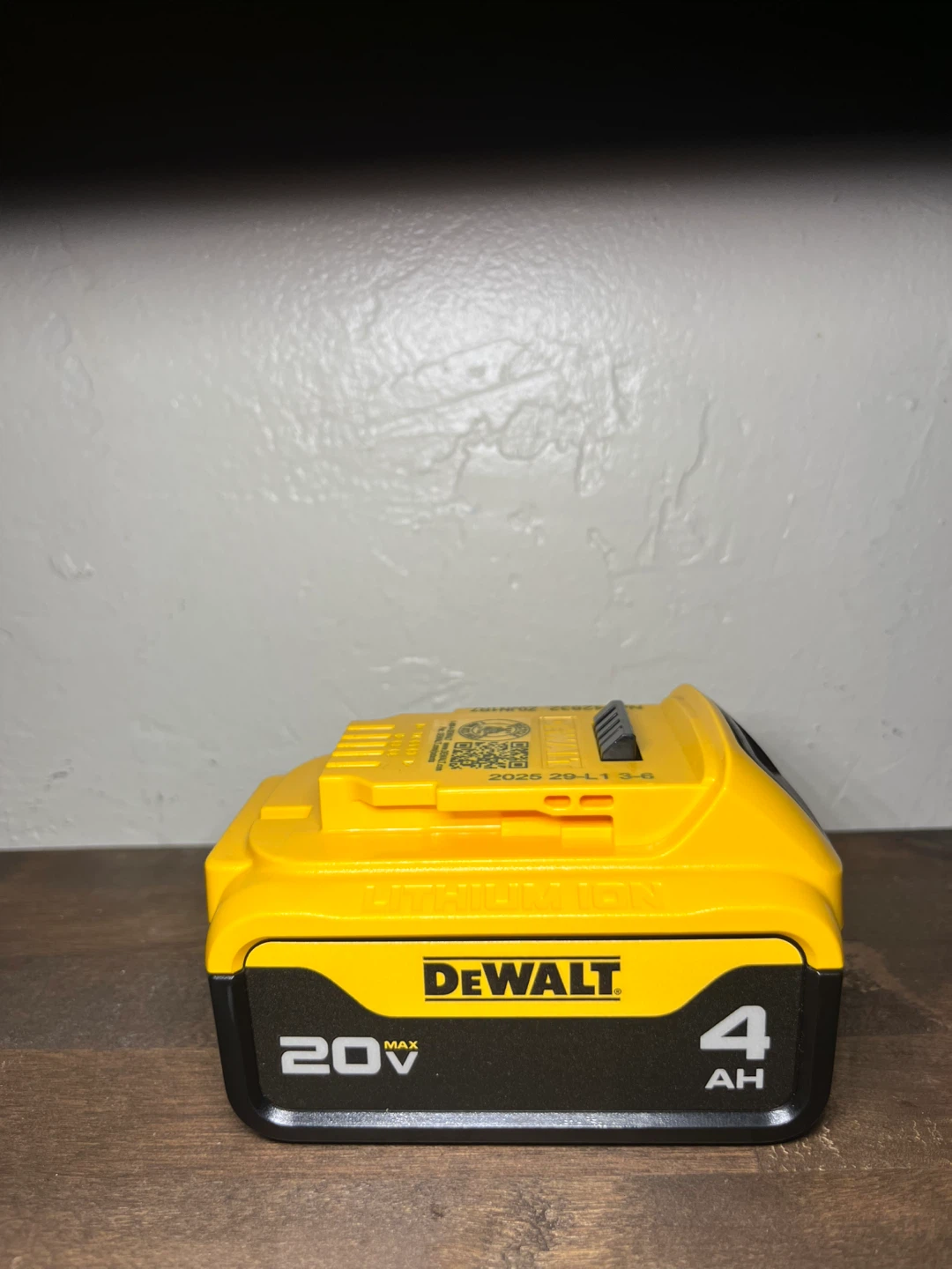 DeWalt 20V Max 4.0AH Lithium Ion Battery - photo 2