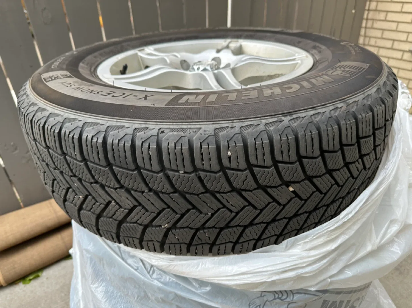 Michelin X-Ice Snow SUV 235/70R16 Tires with Rims image indicator(2)