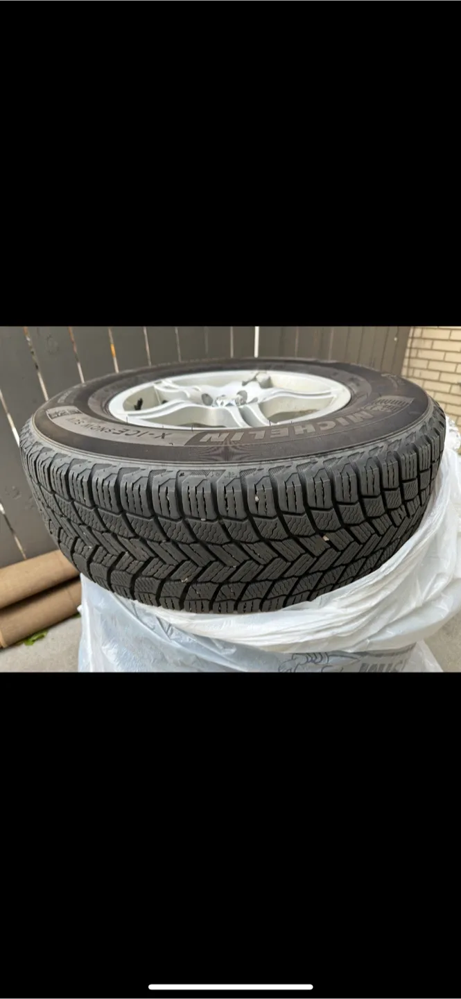 Michelin X-Ice Snow SUV 235/70R16 Tires with Rims image indicator(3)