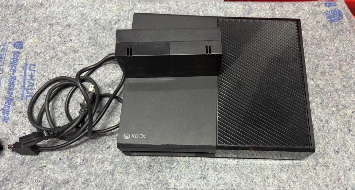 Xbox One Console w/Wireless Remotes image indicator(3)