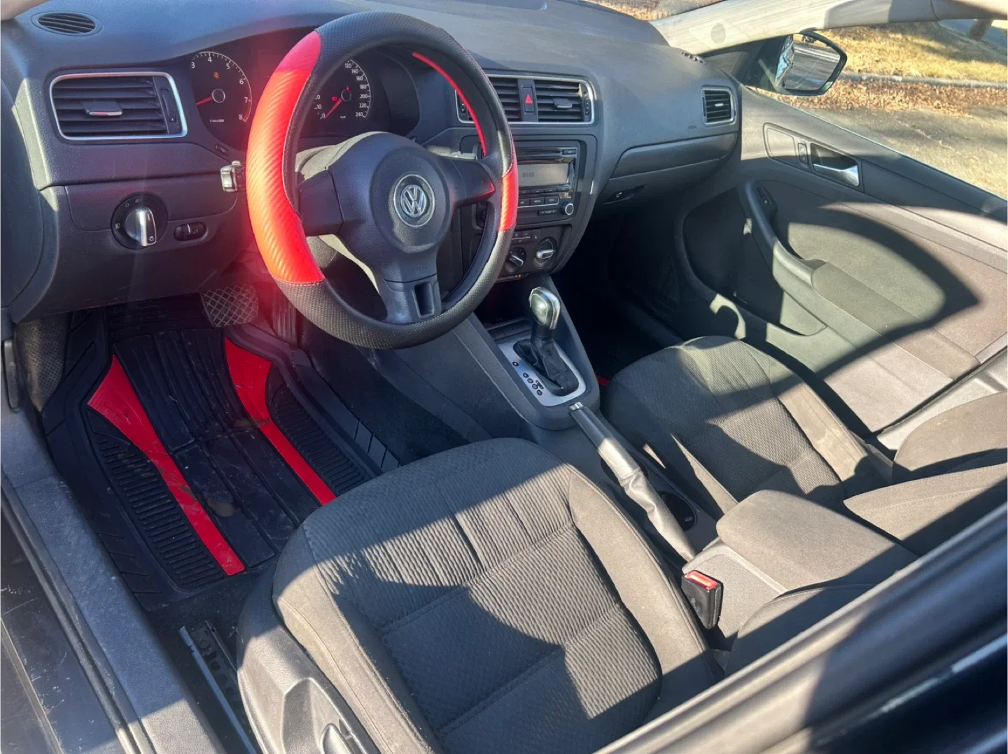 Volkswagen Jetta - Black Sedan image indicator(7)