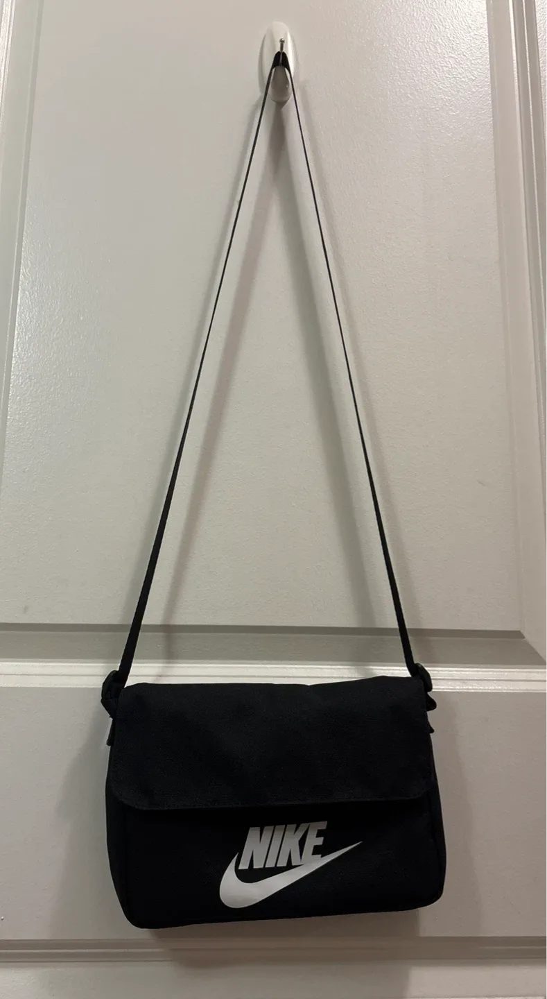 Nike Black Crossbody Bag image indicator(2)