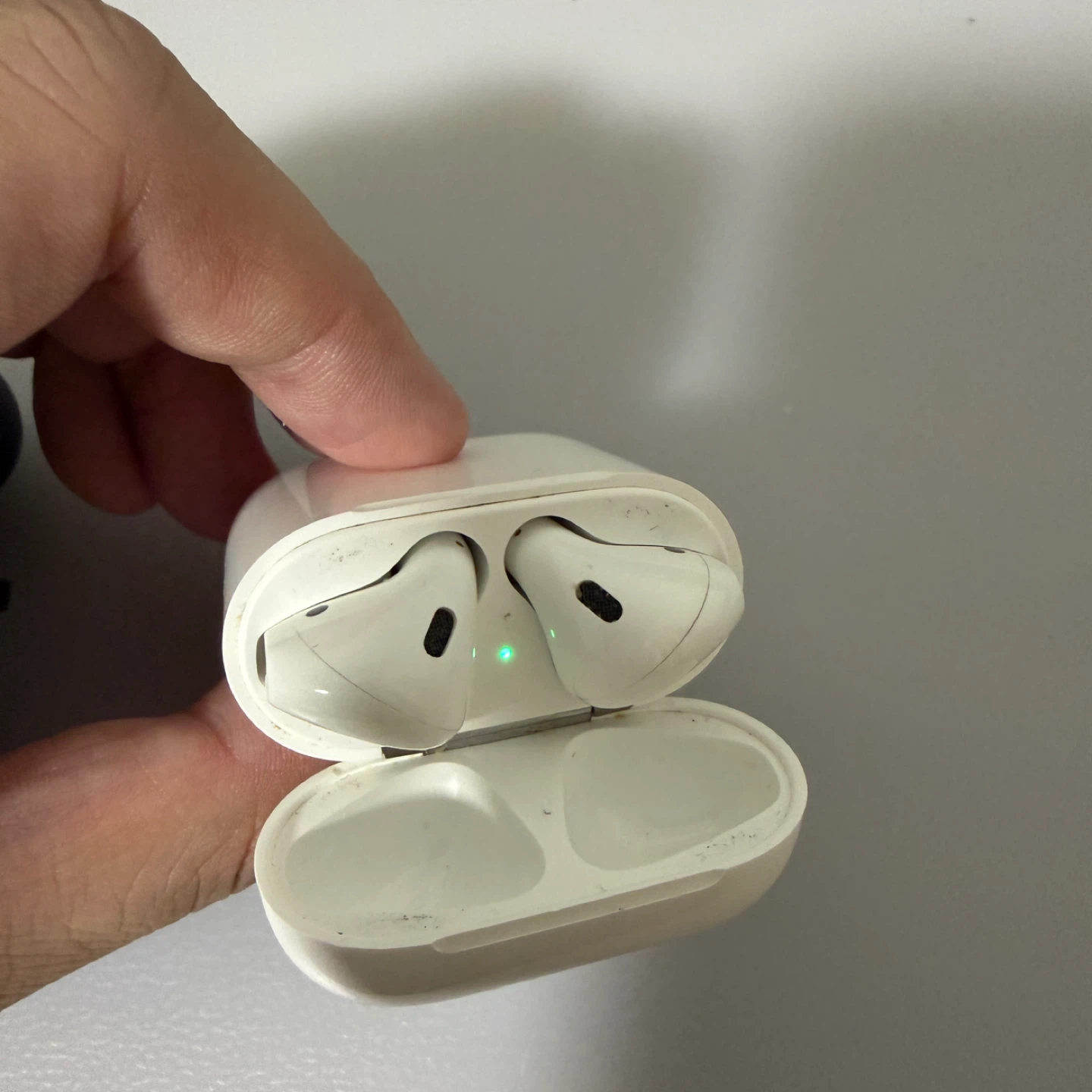 Apple AirPods 2nd Generation - photo 2