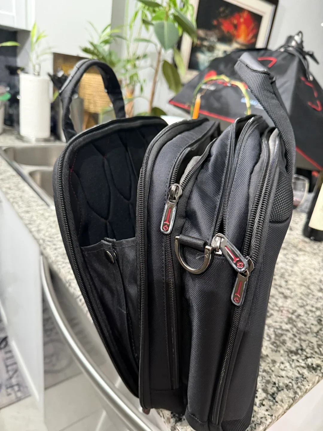 Samsonite Laptop Bag (Model: U43009) never used image indicator(3)