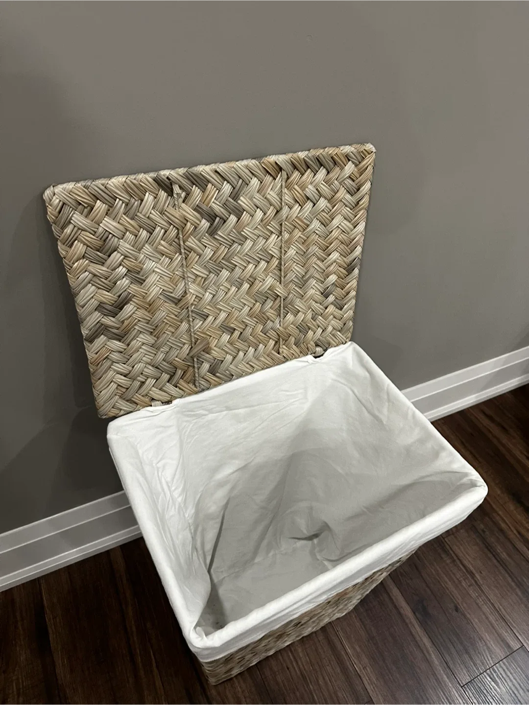 Woven Laundry Hamper with Lid image indicator(3)