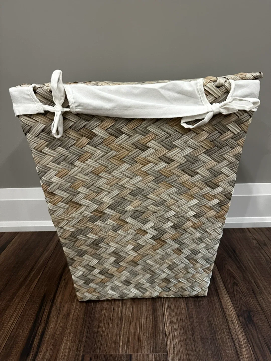 Woven Laundry Hamper with Lid image indicator(2)