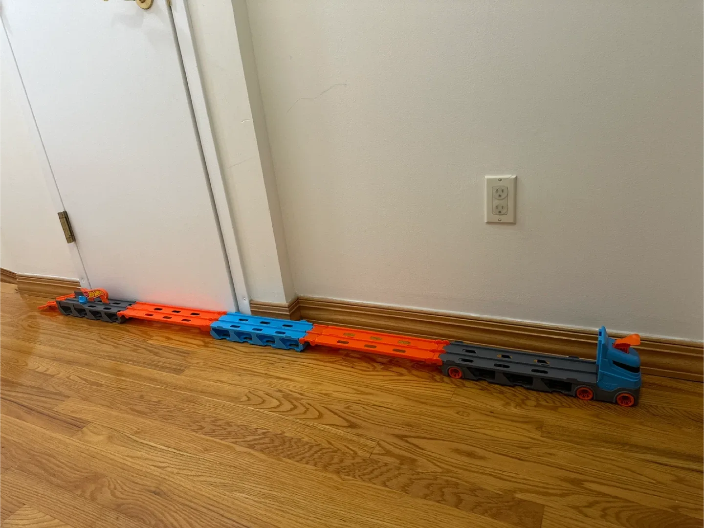 Hot Wheels Track Truck image indicator(2)