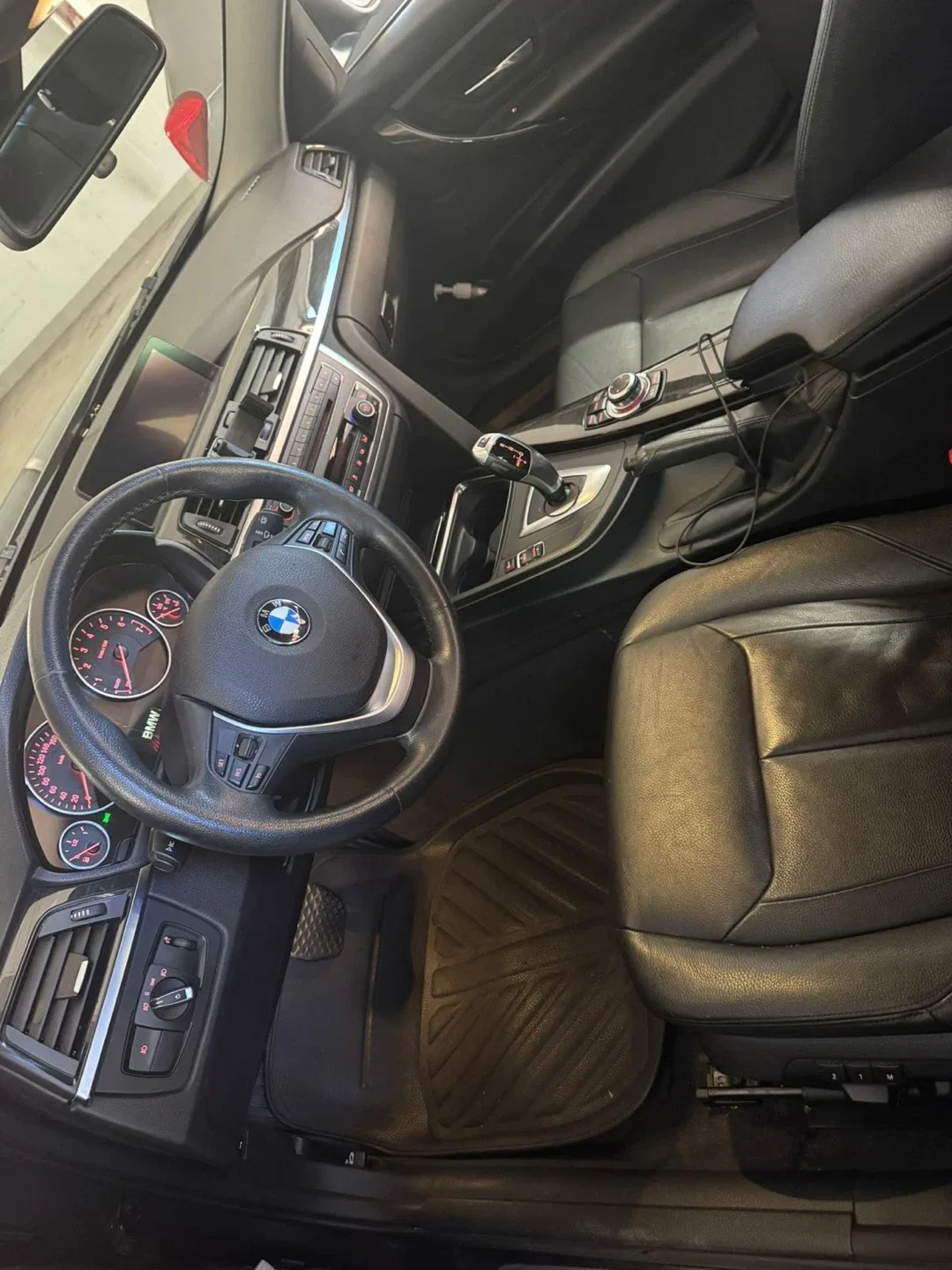 BMW 328i Sedan - Grey image indicator(3)