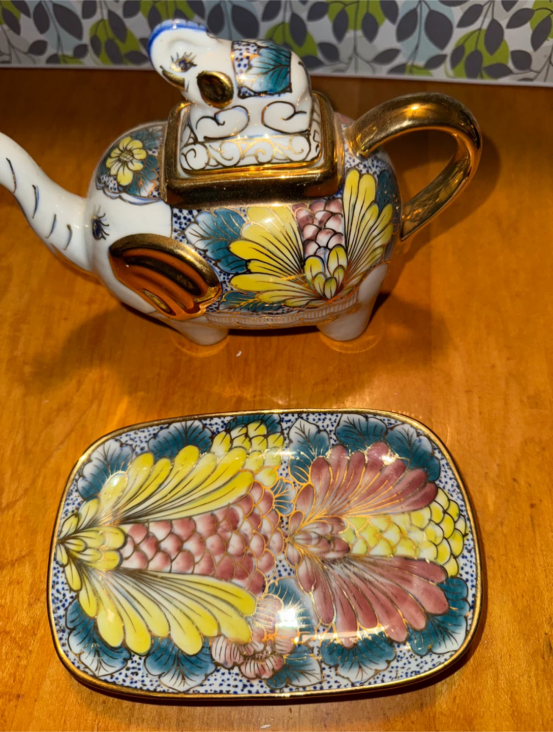 Vintage porcelain elephant tea pot with tray - photo 3