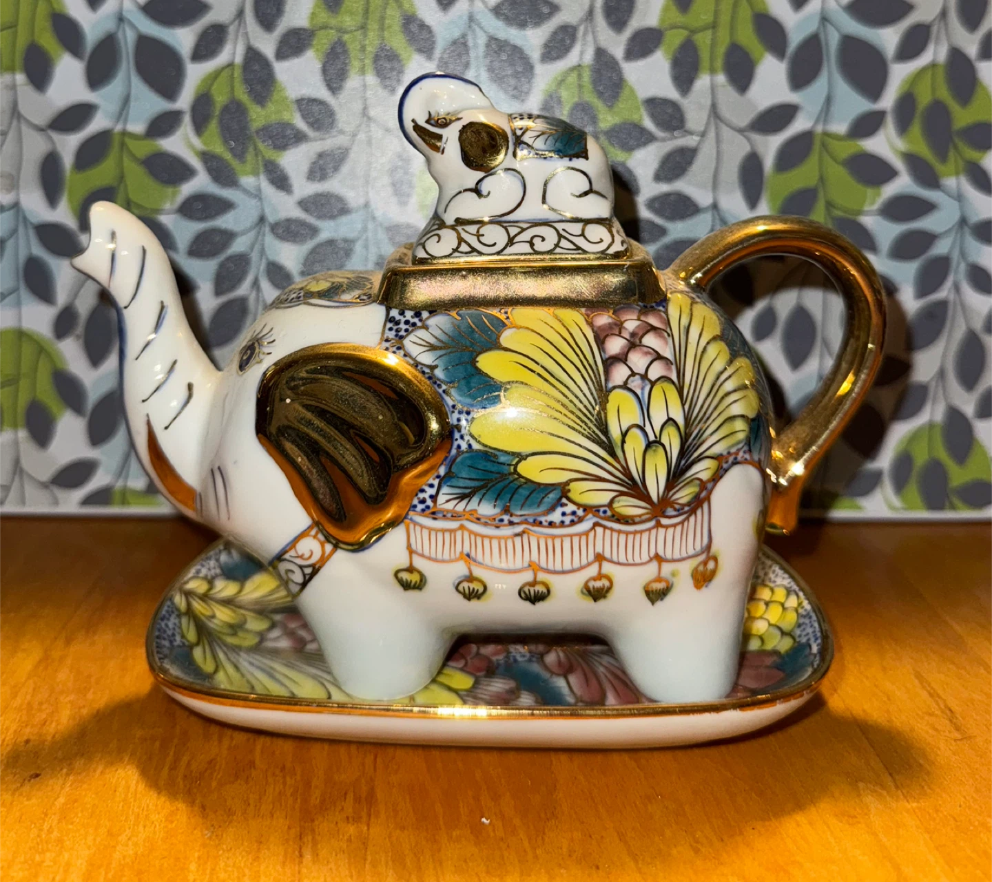 Vintage porcelain elephant tea pot with tray - photo 2