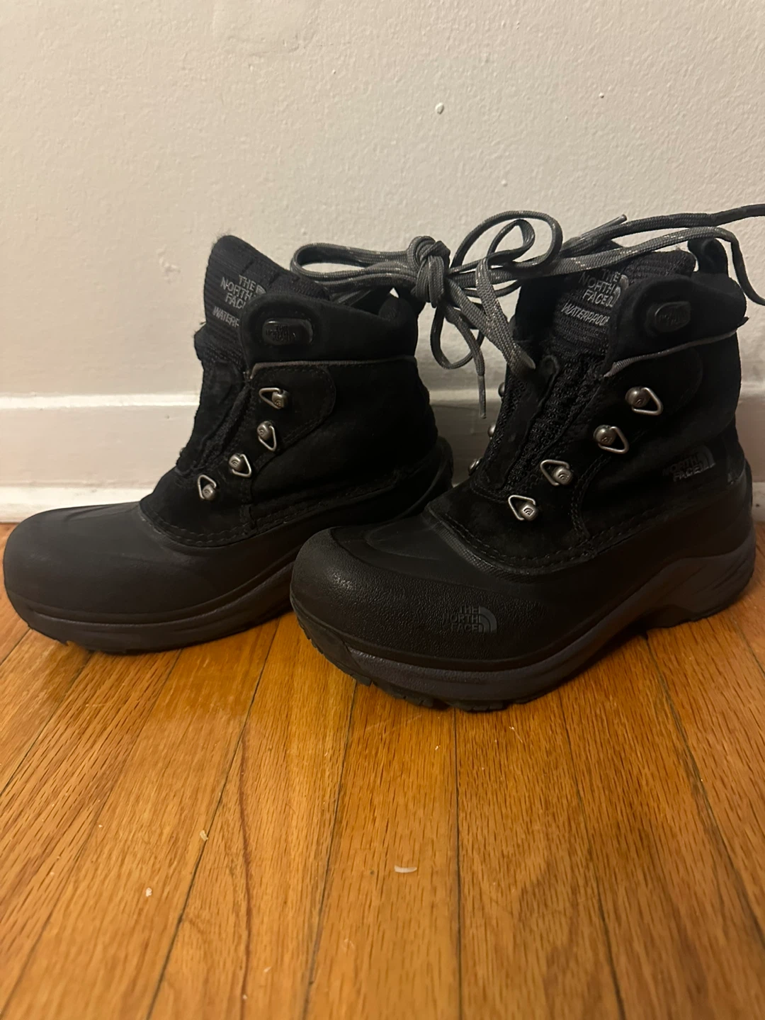 Girls North Face Winter boots Size 5 - photo 2