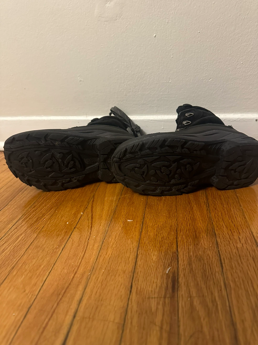 Girls North Face Winter boots Size 5 - photo 3