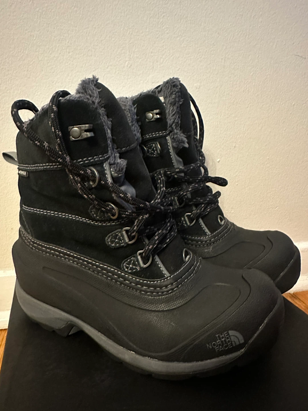 Girls North Face Winter boots Size 5 - photo 5
