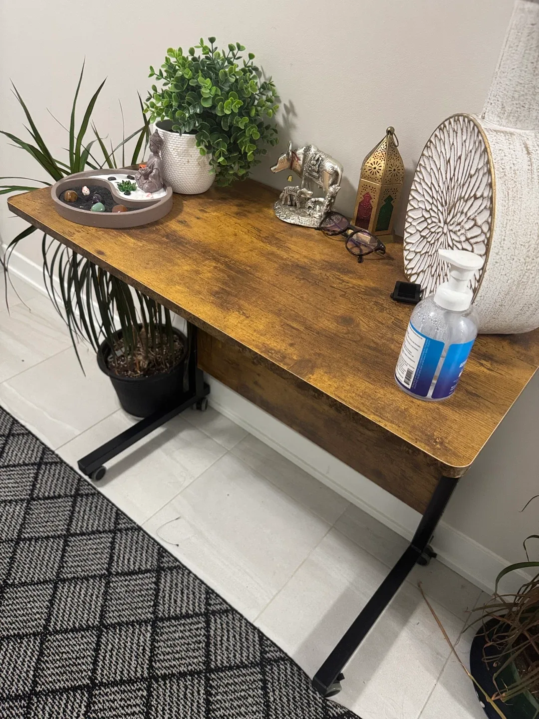 Moving adjustable table desk