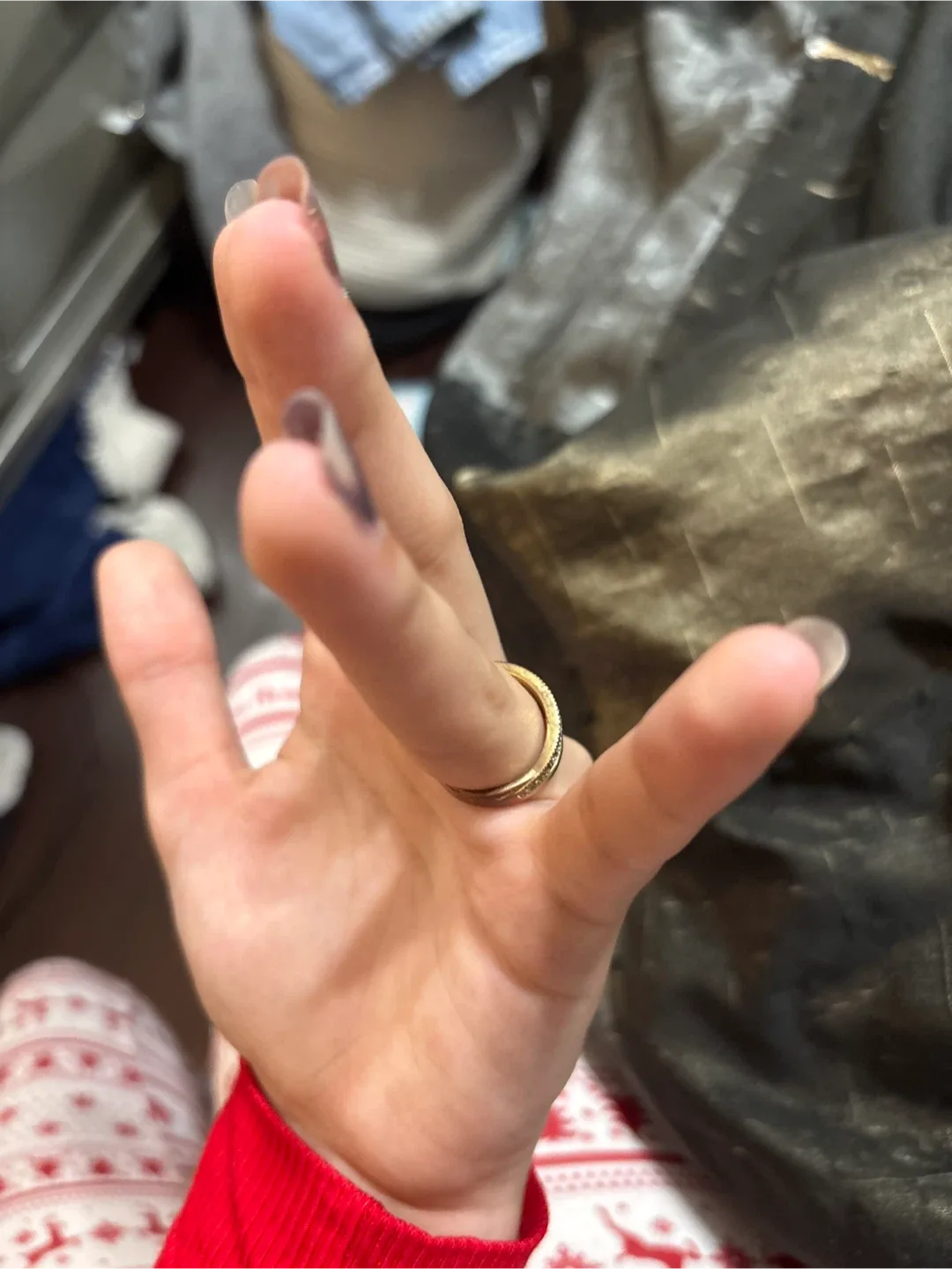 Old Gold Ring with Diamonds image indicator(3)