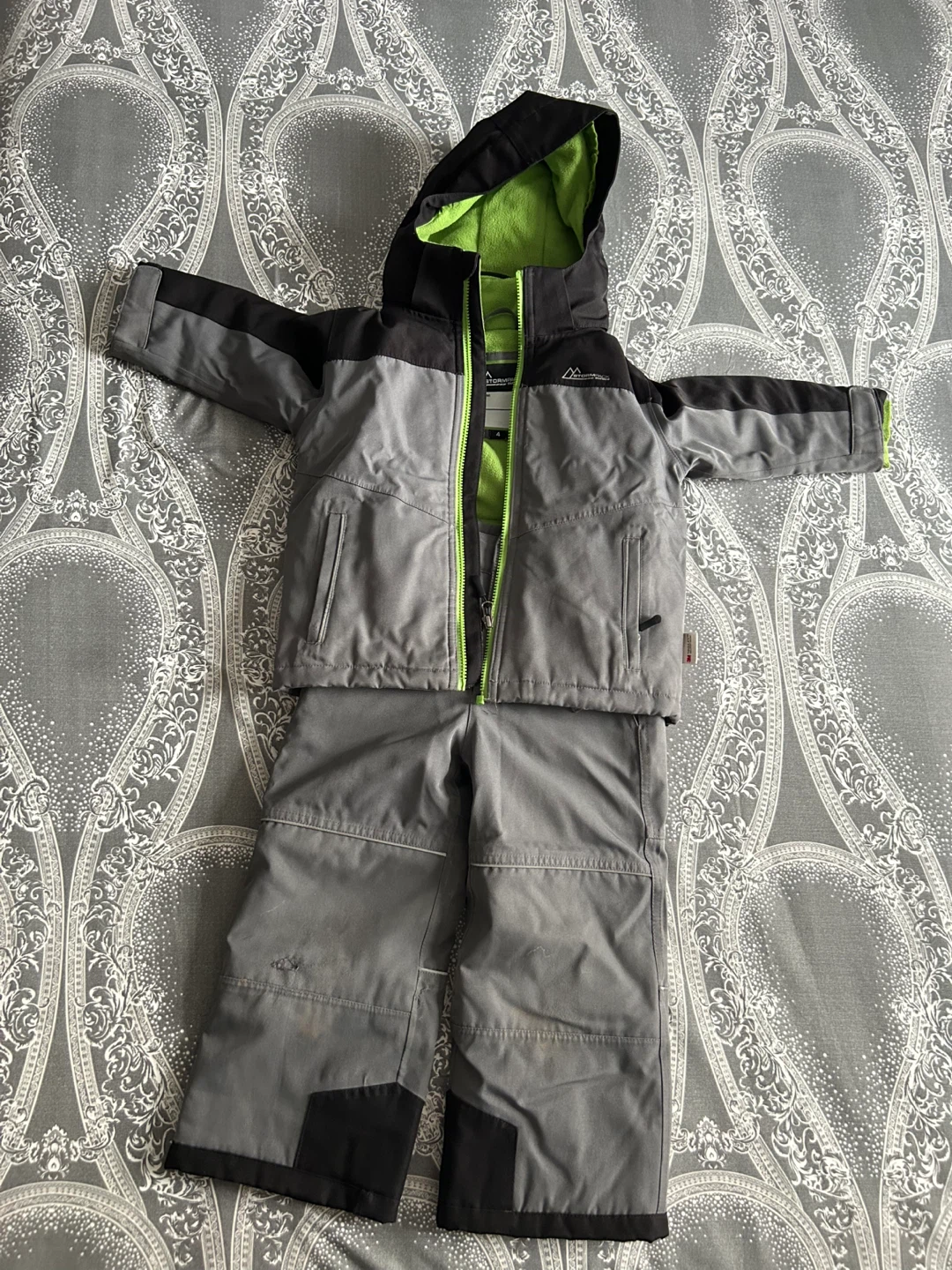 Storm pack  Kids' Snowsuit from Costco - Size 4