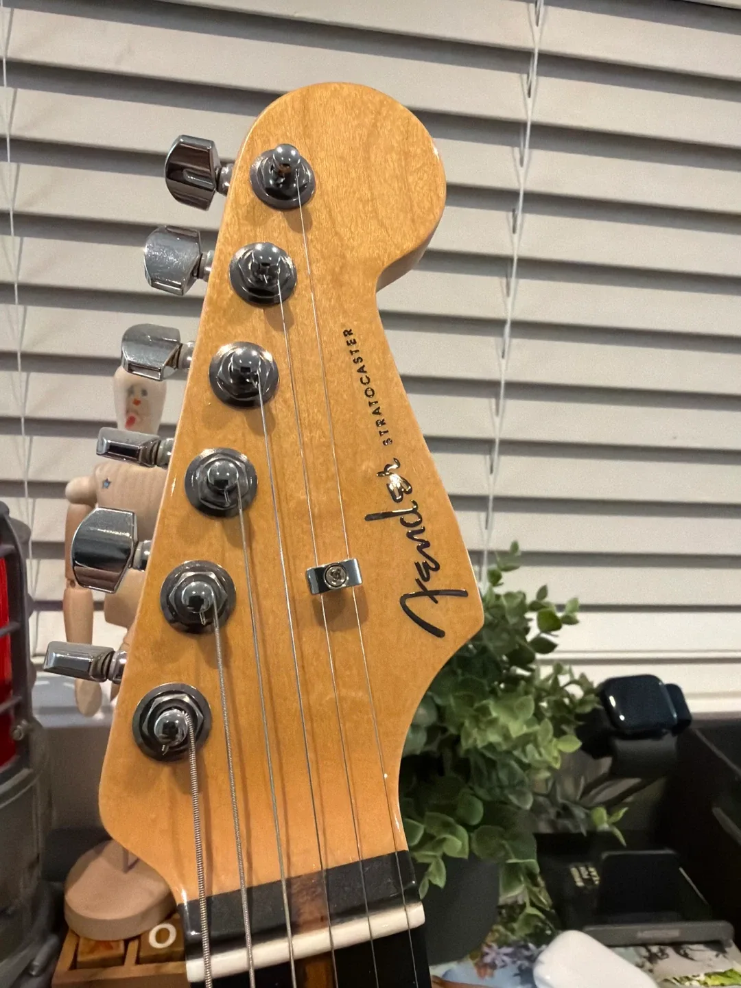 Fender Stratocaster Electric Guitar image indicator(5)