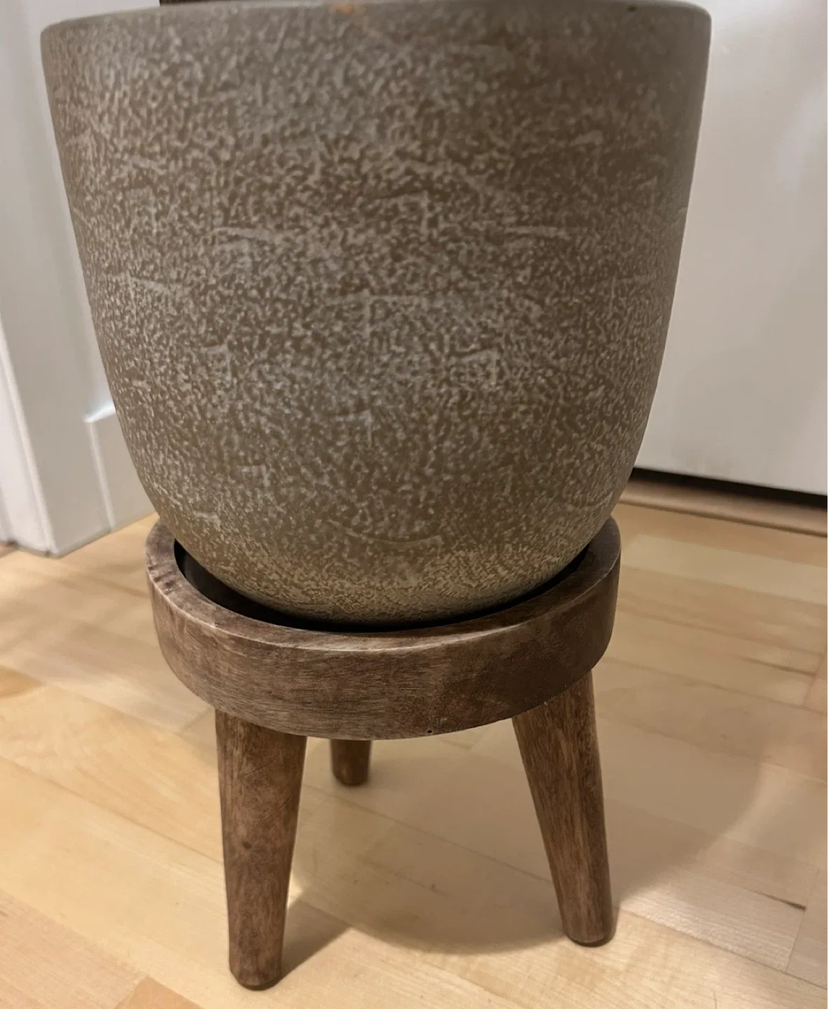 Plant Pot and Wooden Stand image indicator(2)