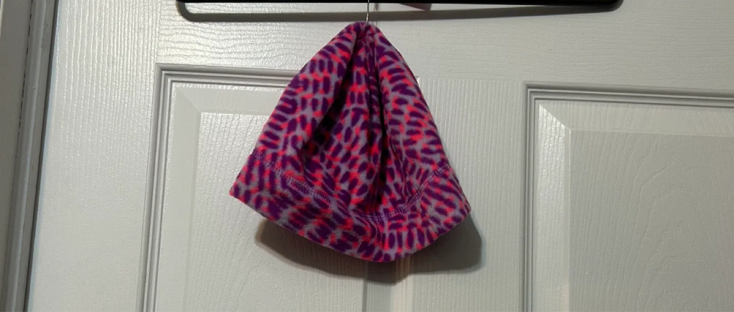 Girls winter hat (6-8 yrs old)