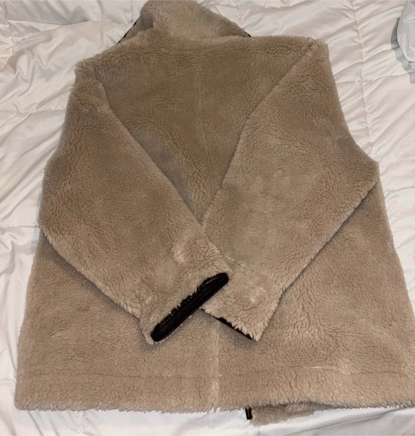 Vegan leather sherpa jacket image indicator(6)