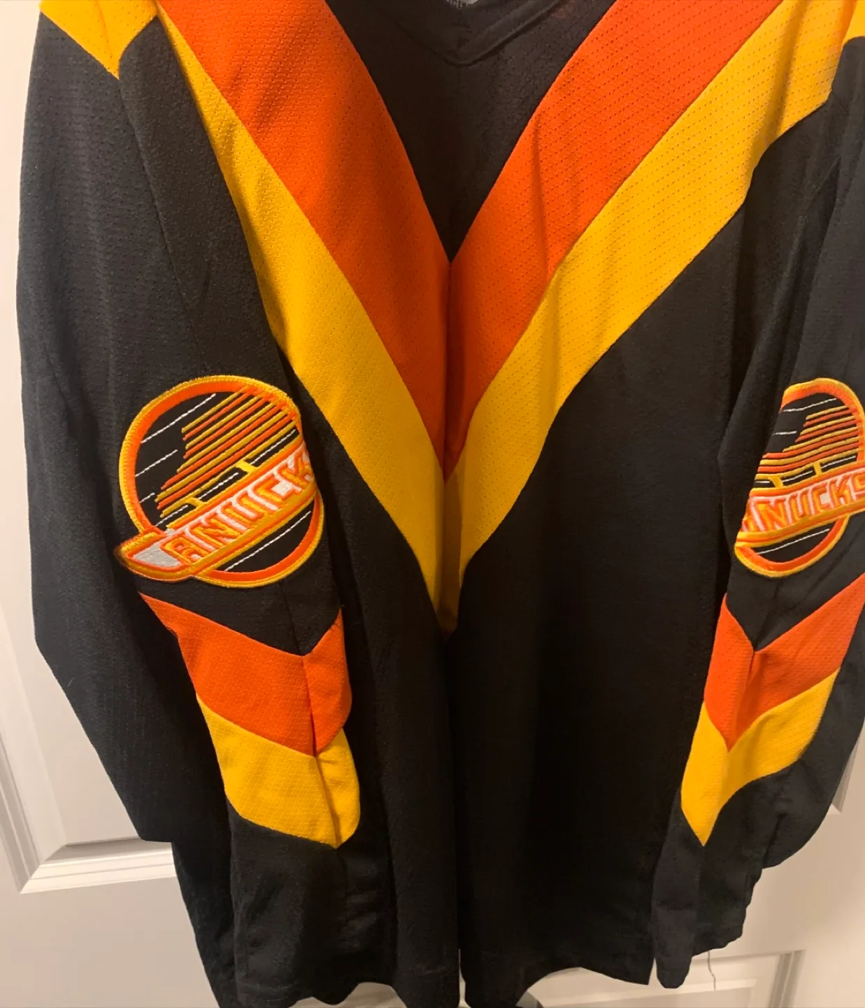 CCM Vintage Vancouver Canucks Jersey - Size L image indicator(3)