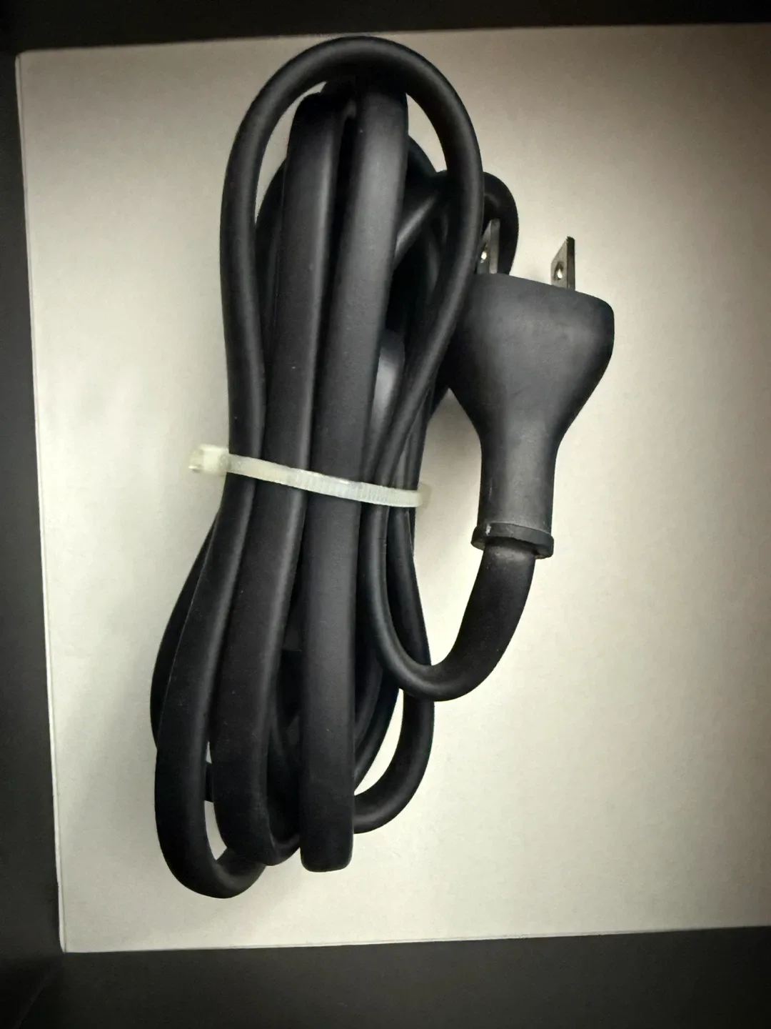 Apple TV Second Generation with Remote and box image indicator(6)